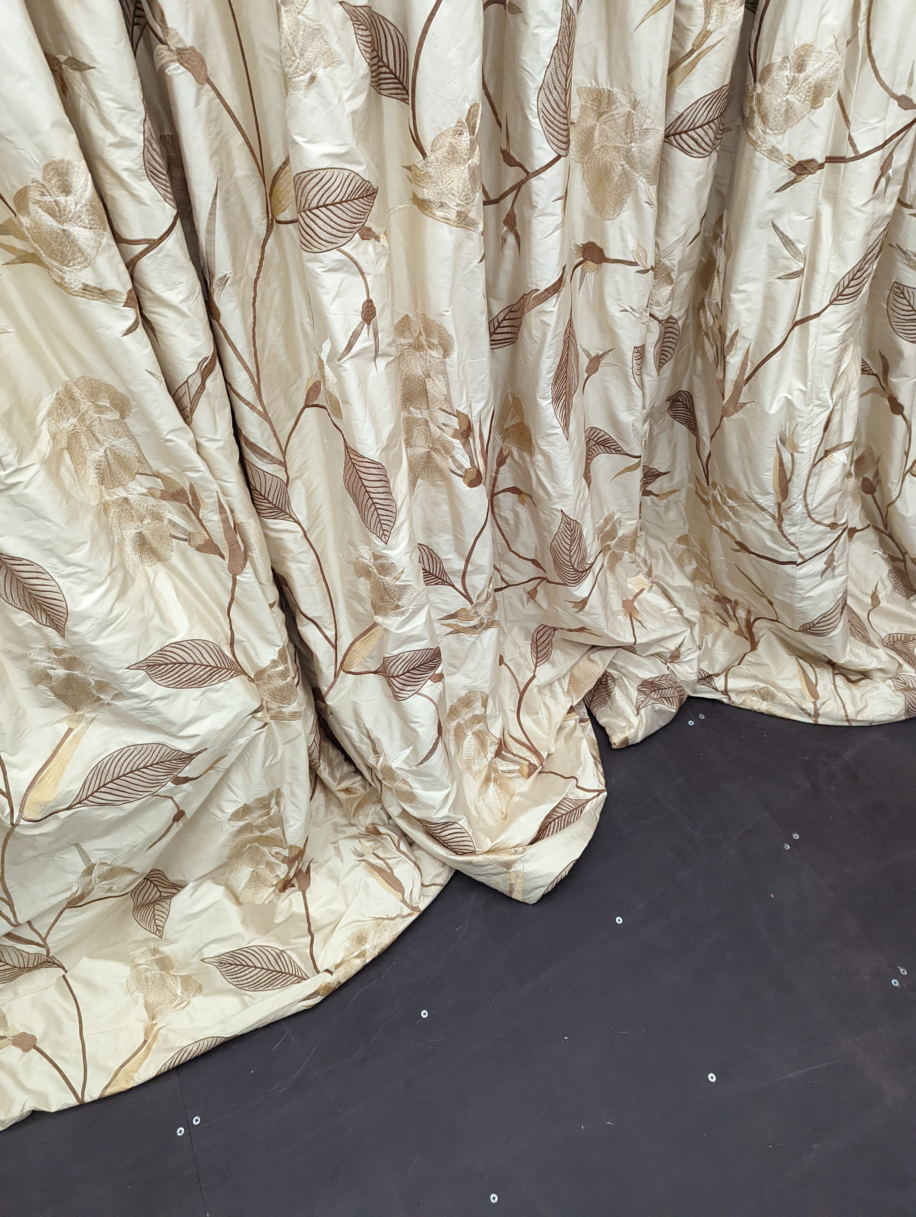 A pair of floral lined curtains. Approximate measurements: Width of top 230cm, Width of bottom 420cm Length 250cm